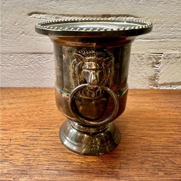 SHERIDAN, SILVER PLATE, MINIATURE CHAMPAGNE BUCKET WITH LION HEAD RINGS. - Picture 5 of 9